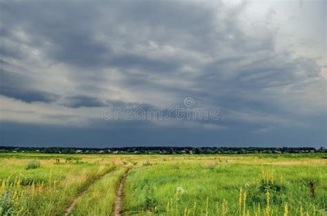 Nuvens De Tempestade Escuras Da Chuva Sobre O Campo Imagem De Stock