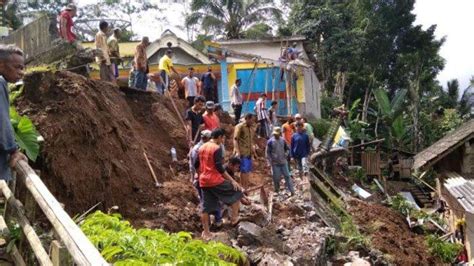 Hujan Deras Akibatkan Titik Longsor Di Dua Kecamatan Di Trenggalek