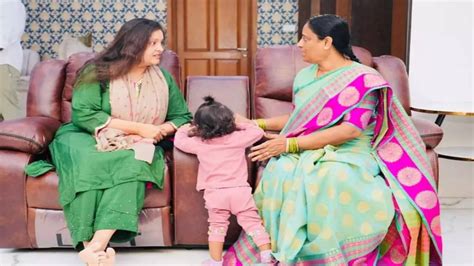 Renu Desai Meets Konda Surekha రేణు దేశాయ్‌కు అదిరిపోయే గిఫ్ట్ ఇచ్చిన