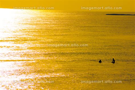 サーファーのシルエットと夕暮れの鎌倉海岸の写真素材 225468571 イメージマート