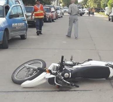 Motociclista murió al chocar con la puerta abierta de un auto El