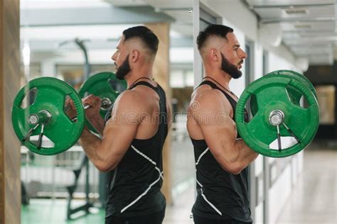 Atlety M Odzi Poci Gi W Gym Bodybuilder Trenuje Muscules Klatka