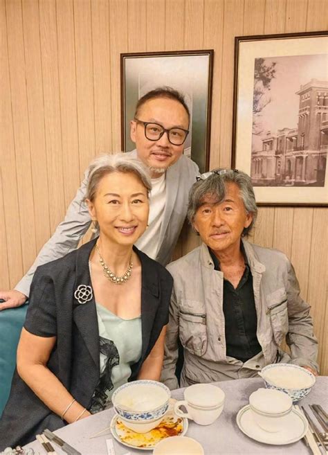 不懼衰老！62歲葉蒨文「一頭白髮」不再染黑 陪丈夫出席飯局「狀態真實」優雅到老 趣味事務所