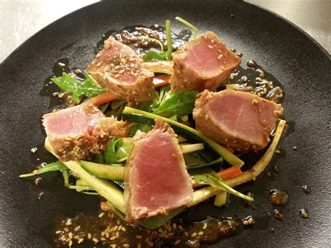 Tataki de thon mi cuit en croûte de sésame et légumes croquants La