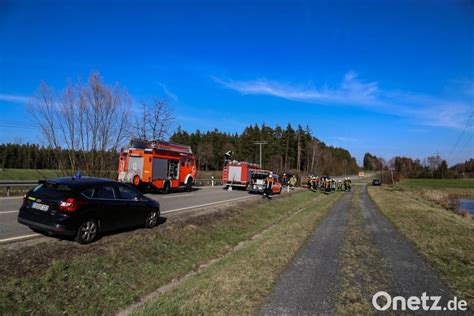 Gespann kippt um und blockiert Staatsstraße Onetz