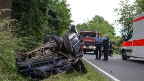 Auto überschlägt sich und landet im Graben