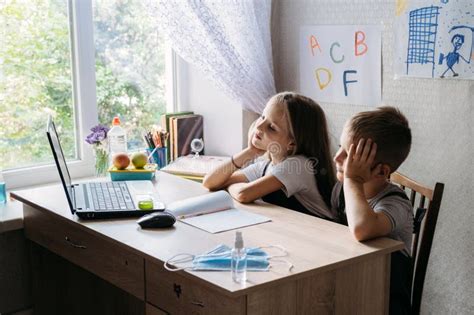 Escolares Ni Os Y Ni As Que Usan Laptop Para Estudiar En L Nea Durante