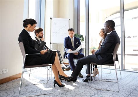 Empresários E Executivos Da Conferência Na Sala De Reunião Moderna Foto