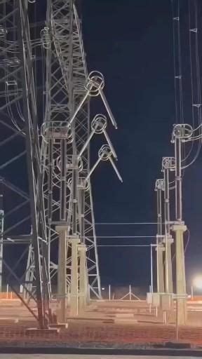 High Voltage Arcing at Substation [Vidéo] en 2024