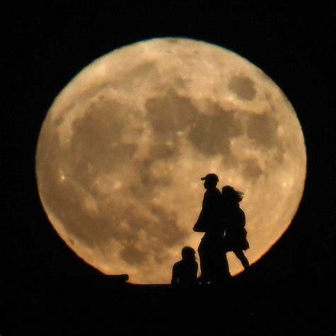 各地の空に輝く 中秋の名月 [写真特集2 17] 毎日新聞