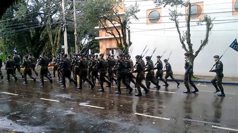 Desfile do batalhão do exército em Santo Ângelo RS Pátria honra