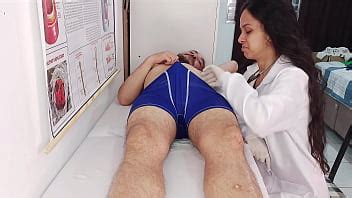 L INFIRMIÈRE observe l érection du PATIENT XVIDEOS