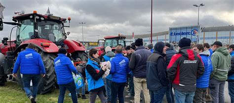 Agriculteurs En Col Re Blocage Des Grandes Surfaces Par Les