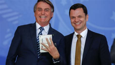 Jair Bolsonaro Alvo Da Pf E Tem H Para Entregar Passaporte