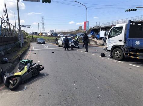 蘆洲環堤大道2機車、貨車對撞 外送員身亡、男子骨折送醫 社會 自由時報電子報