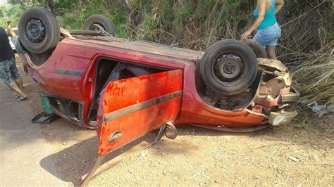 Motorista Perde O Controle E Capota Carro Em Estrada De Terra