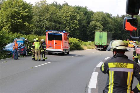Unfall auf der L74 in Wuppertal: Auto kracht in Leitplanke