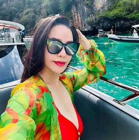 Nhật Kim Anh mặc bikini khoe vòng bốc lửa không quên bóng gió kẻ ghen tỵ mình
