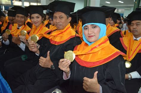 Wisudawan Baru Universitas Hang Tuah Uht Di Kukuhkan Rektor