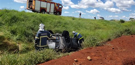 Hilux pega fogo após capotar na rodovia BR 467 CGN O maior portal