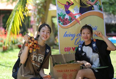 Dàn hot girl bóng chuyền trổ tài Thanh Thúy làm họa sĩ quẩy cực sung xả hơi vui vẻ