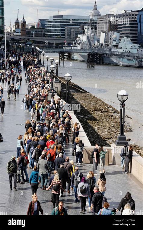 Inglaterra Londres Dolientes Haciendo Cola A Lo Largo De Las Orillas