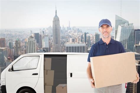 Imagen Compuesta De Feliz Repartidor Hombre Sujetando Una Caja De