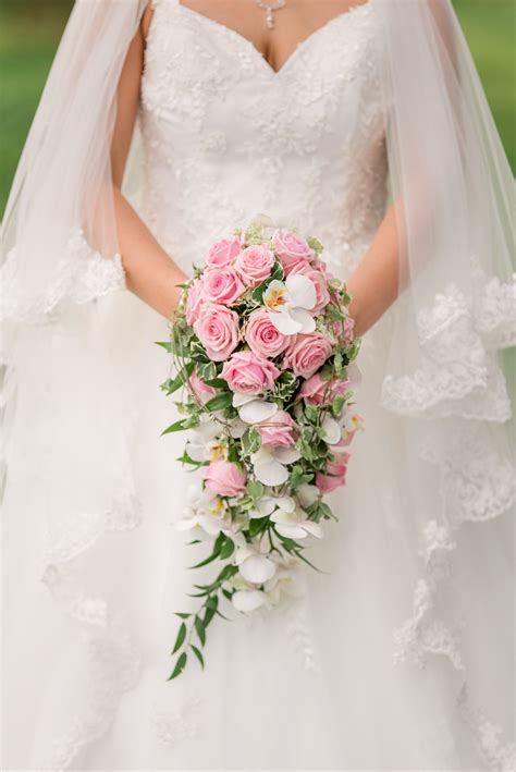 Weiße Orchideen und rosa Rosen. Exquisite Bride, Wedding Flowers ...