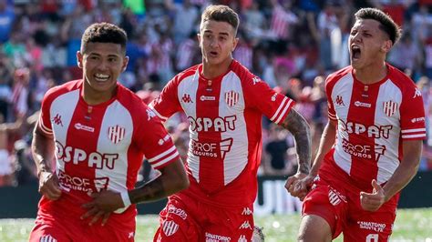 Unión festejó con una goleada en el clásico ante Colón y sacó boleto a