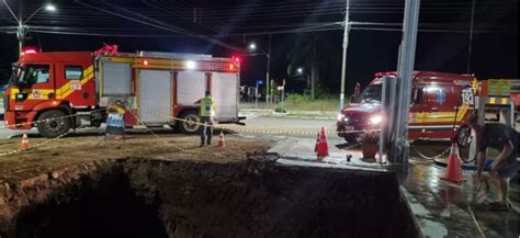 Idosa Cai Em Buraco De Metros Em Posto De Combust Veis No