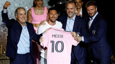 Messi Op Spectaculaire Wijze Gepresenteerd Bij Inter Miami Blij Om