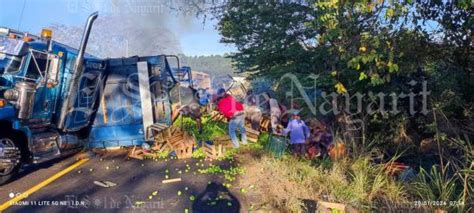 Trailer vuelca y se incendia en la carretera libre 15 Tepic Mazatlán