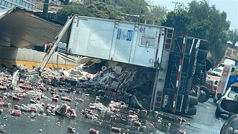 Camión cargado con cerveza vuelca en Tarímbaro hubo rapiña La