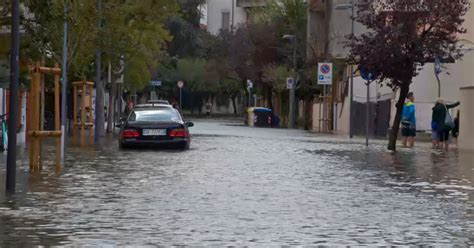 Acqua Alta A Grado Le Strade Del Centro Si Trasformano In Fiumi Le