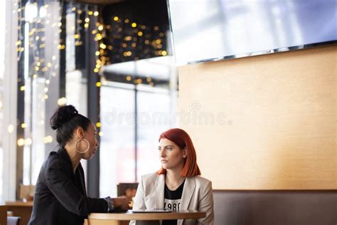 Duas Amigas De Negócios Femininas Tendo Uma Reunião Em Um Café Foto de