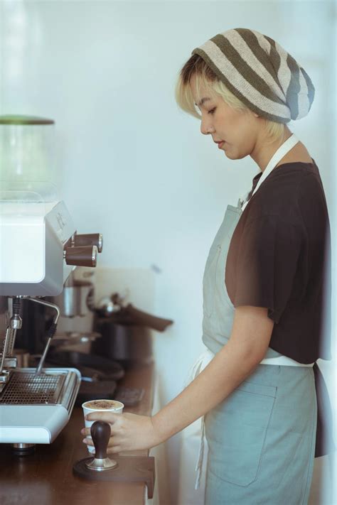 Barista preparing coffee using coffee machine · Free Stock Photo