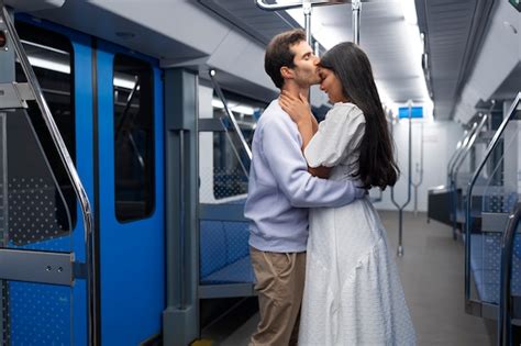 Pareja compartiendo tiernos momentos de intimidad pública Foto Premium