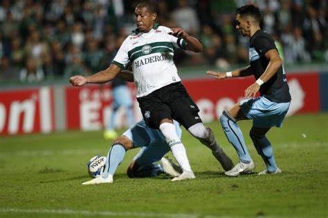 Rodrigão admite noite infeliz pelo Coritiba mas não baixa a cabeça