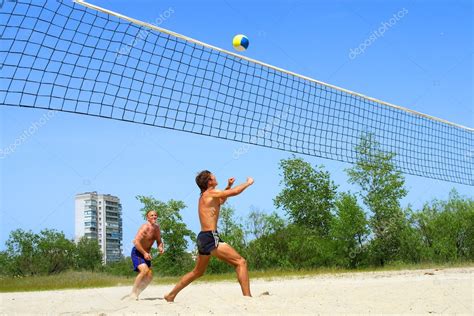 Dos Hombres Jugando Voleibol Playa Fotografía De Stock © Photosky 32412177 Depositphotos