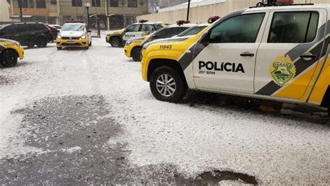 Tempestade de granizo atinge vários bairros de Curitiba nesta terça