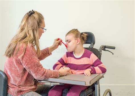 Een Gehandicapt Kind In Een Rolstoel Samen Met Een Vrijwillige