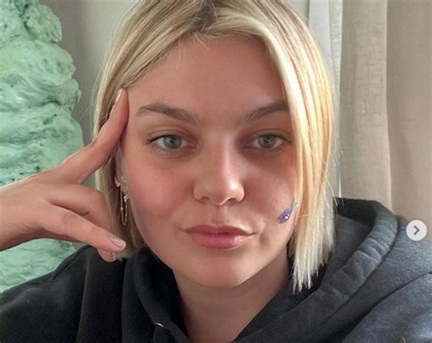 Louane adorable vidéo de sa fille Esmée qui lapplaudit au Stade de