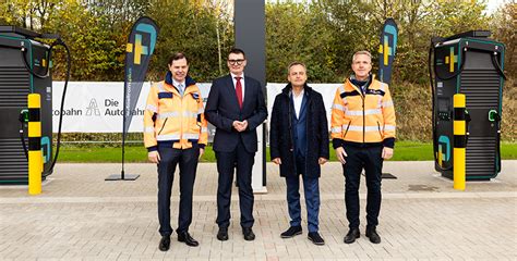 Erster Deutschlandnetz Schnellladepark Auf Unbewirtschaftetem