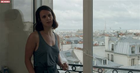 Naked Jennifer Decker In A Clever Crook