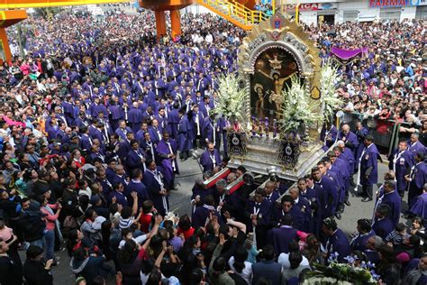 Se Or De Los Milagros En Procesi N Por Las Calles De Lima En L Nea