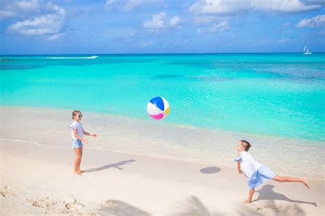 Petites Filles Adorables Jouant Avec La Boule Sur La Plage Enfants