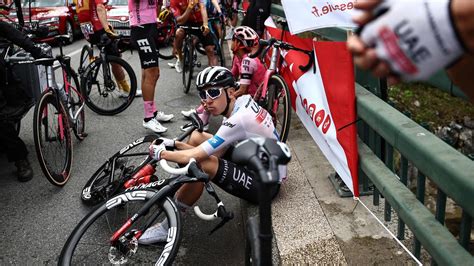 Tour de France brutal Heftiger Massensturz stoppt Peloton früh