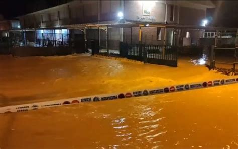 El R O Se Desborda En Castro Urdiales Inundando Varias Zonas De La