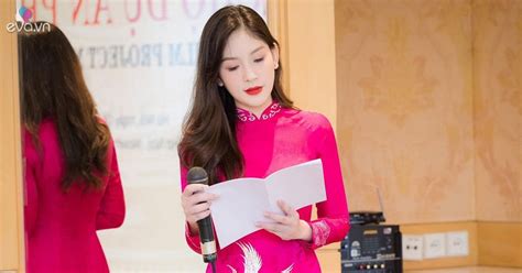 Hot girl RMIT trở thành MC song ngữ thích khoe đường cong với áo dài