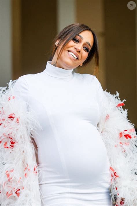 Amel Bent maman solo de 3 enfants qui ne gère pas débordée elle